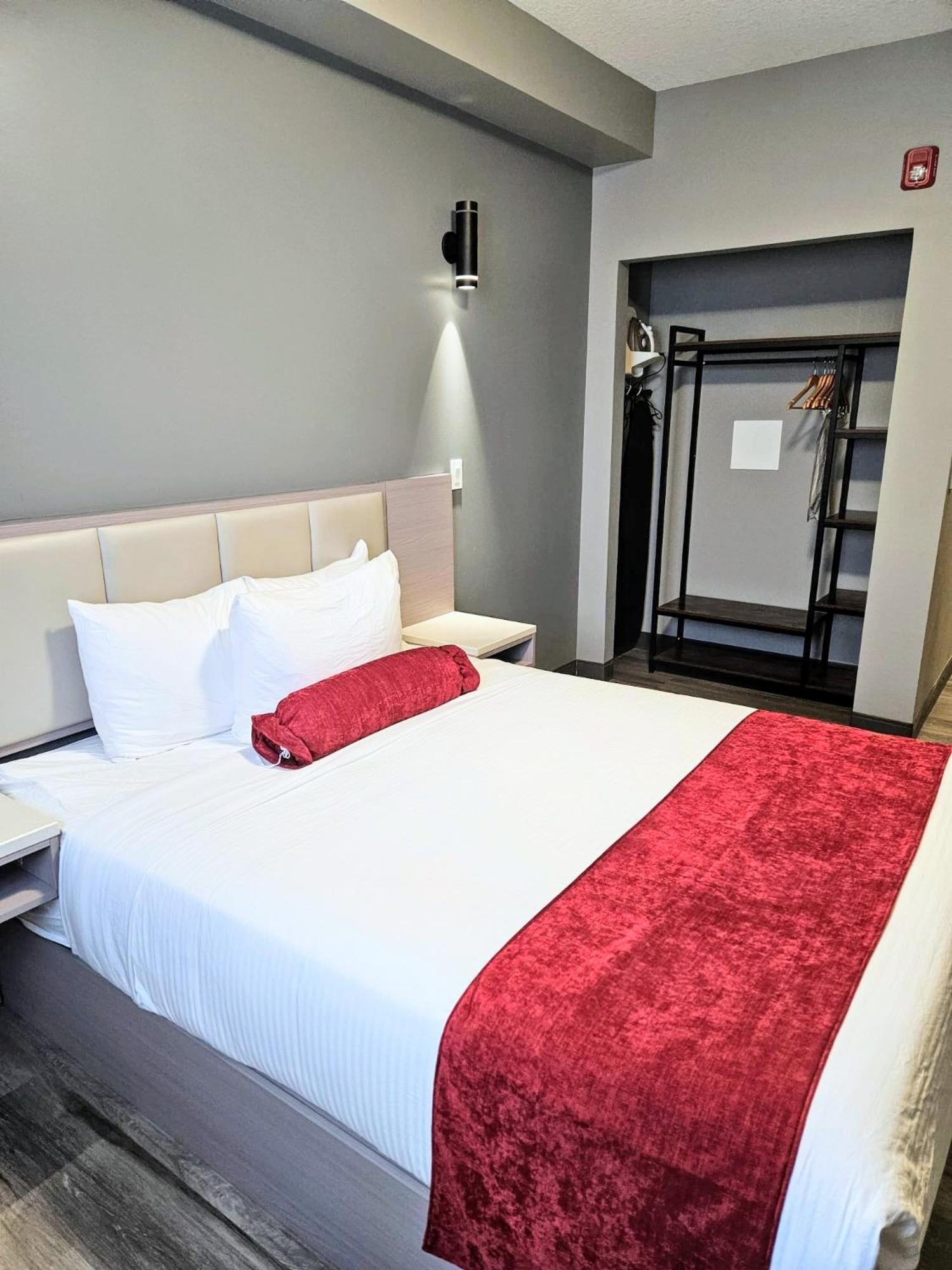 Ramada By Wyndham West Edmonton Hotel & Suites Exterior photo