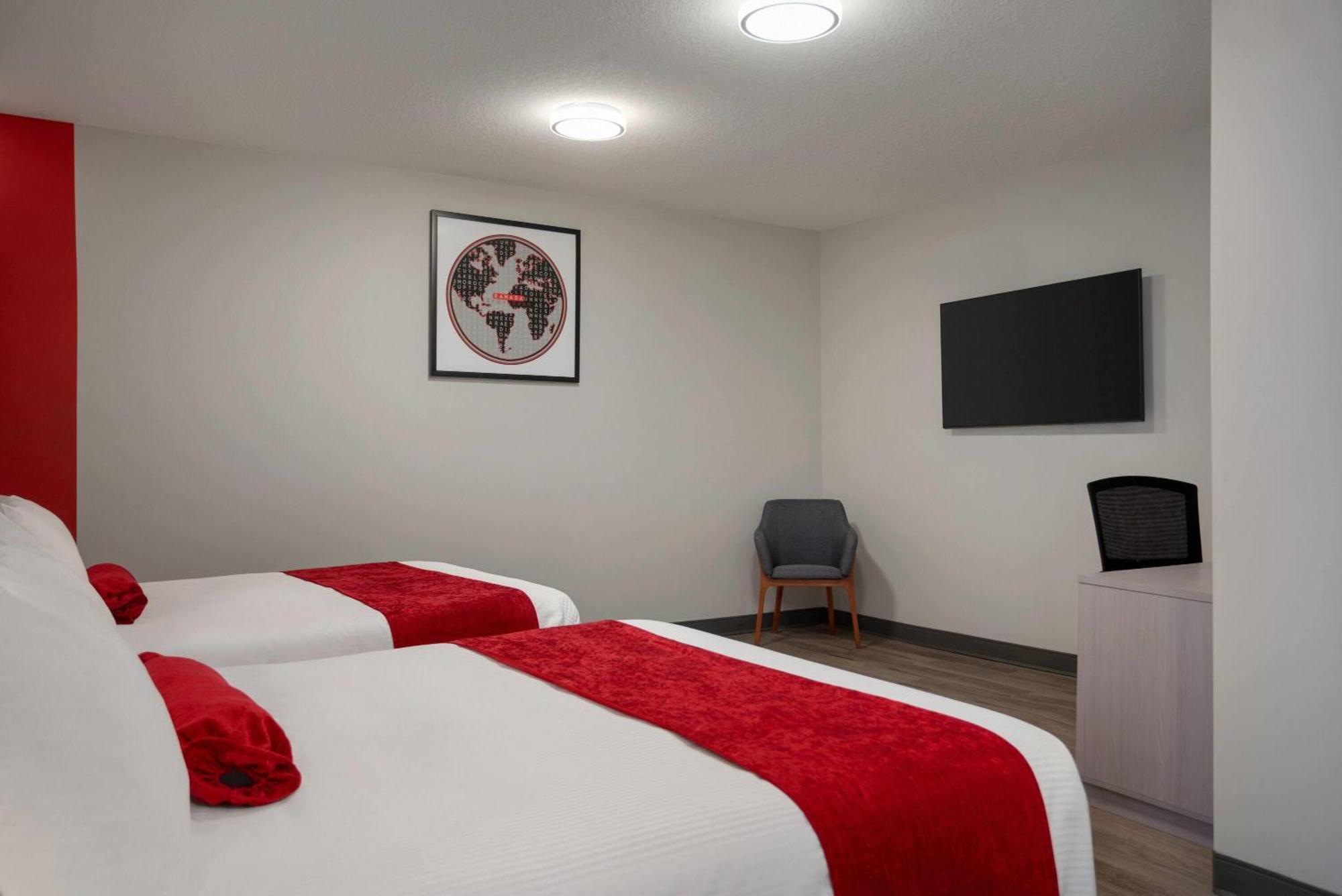 Ramada By Wyndham West Edmonton Hotel & Suites Exterior photo