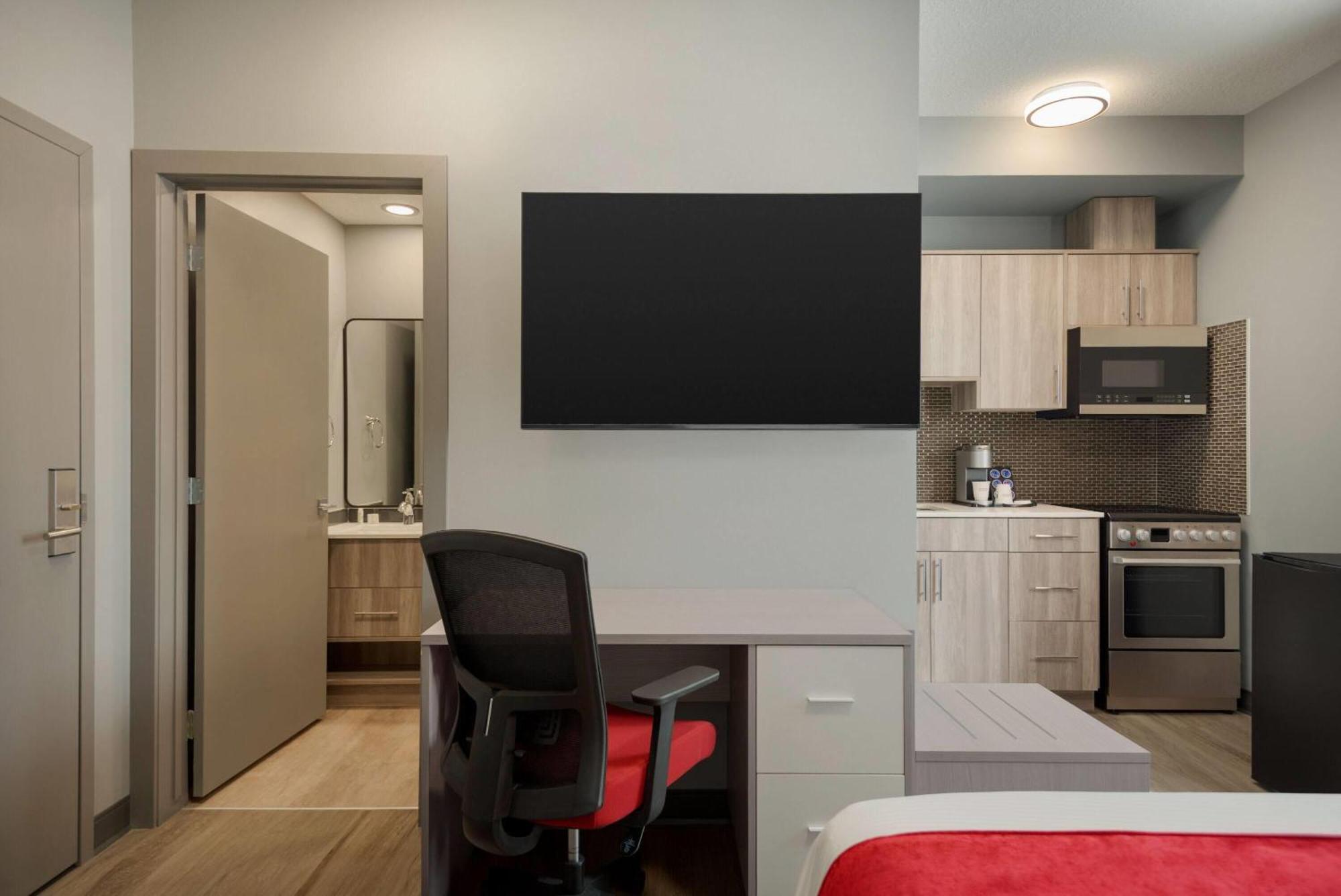 Ramada By Wyndham West Edmonton Hotel & Suites Exterior photo